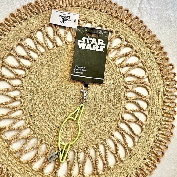 NWT Disney Parks Star Wars Mandalorian Child Metal Keychain Green - Picture 2 of 5